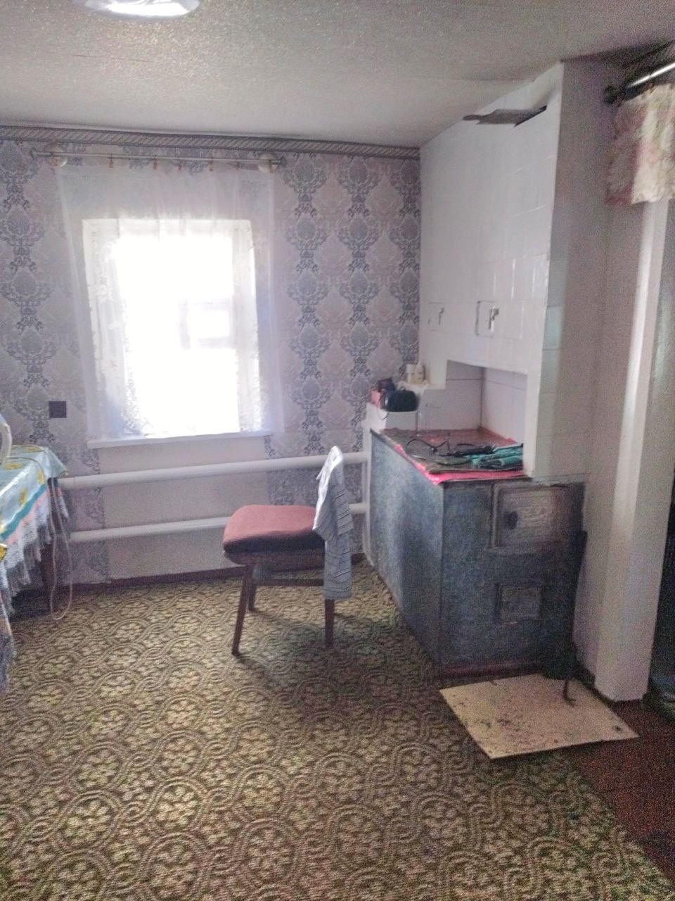 Продам дом по ул. Тарасовская (между ул Советская и кв. Щербакова) Артемовского р-на г. Луганска, 64,5 кв.м общ.пл. В доме 4 комнаты (2 изолированные), отдельно пристроенная комната с кухней, гараж, 2 погреба. 8,5 соток приват. земли. . Цена 5 800 000 руб. +7959-216-43-31 +7959-505-37-17 Елена ...