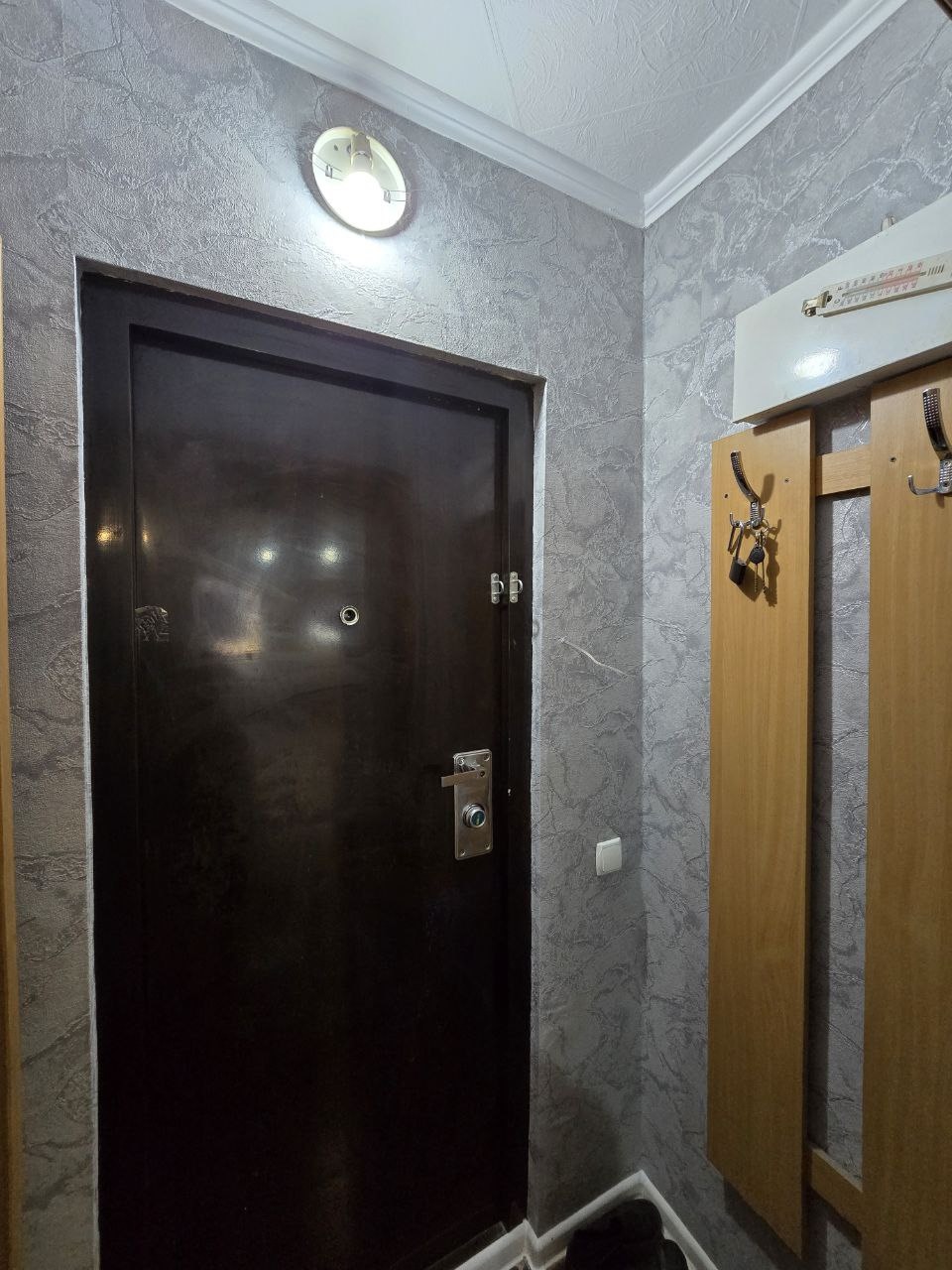 Продается 2-комнатная квартира на кв. Ватутина, в районе Восточного рынка. Расположенная на 2-м этаже 15-этажного дома. Общая площадь 41,4 кв.м. Сделана кухня-студия площадью 22,6 кв.м., В квартире выполнен свежий косметический ремонт. Матовые натяжные потолки. Есть решетки на окнах. Вся необходимая инфрастр...