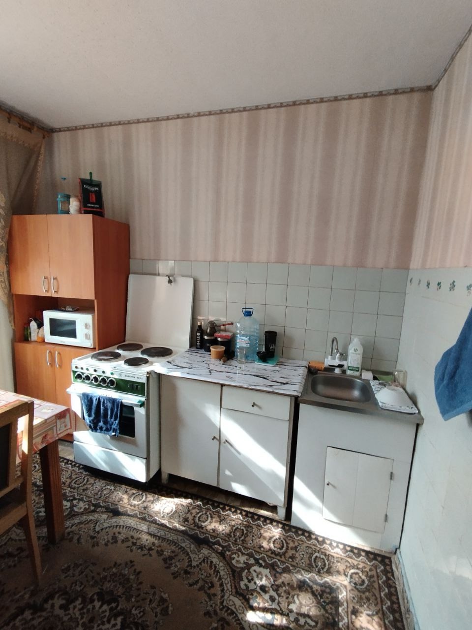 Продам 3-х комнатную квартиру в Самом Центре города на ул. Зозулина ( 16-я линия), рядом с Кукольным театром! 4/12 эт. общ.72 кв. м. кухня 9 кв. м. Квартира не угловая, тёплая, все комнаты изолированные, лоджия застеклена, вода круглосуточно, лифт работает постоянно. Состояние жилое, все остаётся. Дом электри...