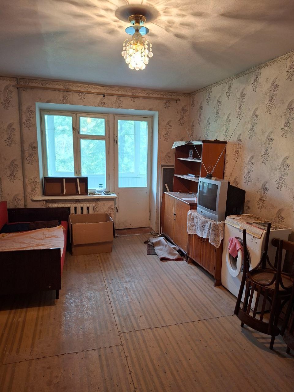 ! Продаётся 1-ком. Квартира на кв. Жукова. Дом кирпичный, чистый подъезд, не угловая, 2 этаж, 31 кв. м, Автономное отопление, поменяна канализация, новая разводка воды, окна частично пластиковые, балкон застеклён и обшит пластиком. Под индивидуальный ремонт. Документы РФ. 3,5 млн. +7959 568-87-51 ...