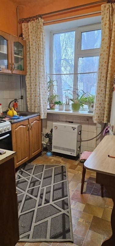 Продам двухкомнатную квартиру в Молодогвардейске, вместе с гаражом. Адрес: Атамановка, ул.Молодогвардейская. Первый этаж двухэтажного дома, квартира утеплена, есть отопление, пластиковые окна, санузел раздельный, имеется кладовая комната. Можем оставить технику и мебель. Гараж находится во дворе, напротив око...