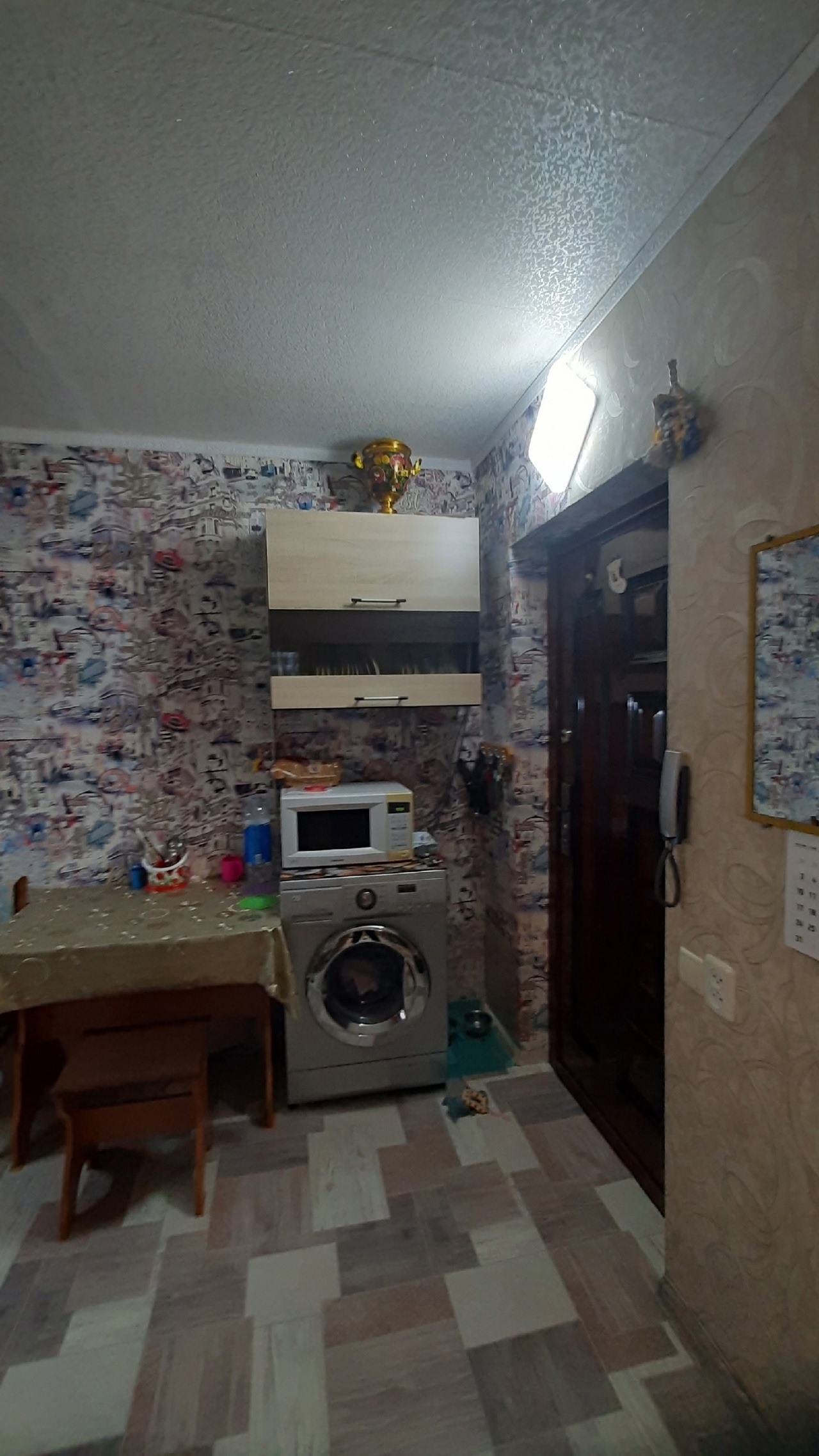 Продаётся в Луганске на городке з-д ОР (ул.Градусова ) 2 комнаты в общежитии (КОМНАТЫ ПРИВАТИЗИРОВАННЫЕ ) ✅ ОСМД ✅ Дом кирпичный ✅ Дом электро ✅ 3/9 эт ✅ общая площадь 2-х комнат 31 кв.м (18 кв.м +13 кв.м) ✅ С ремонтом ! ✅ 2 кондиционера ( в каждой комнате )Поставлены в 2024году ✅ окна м/п ✅ пол линоле...