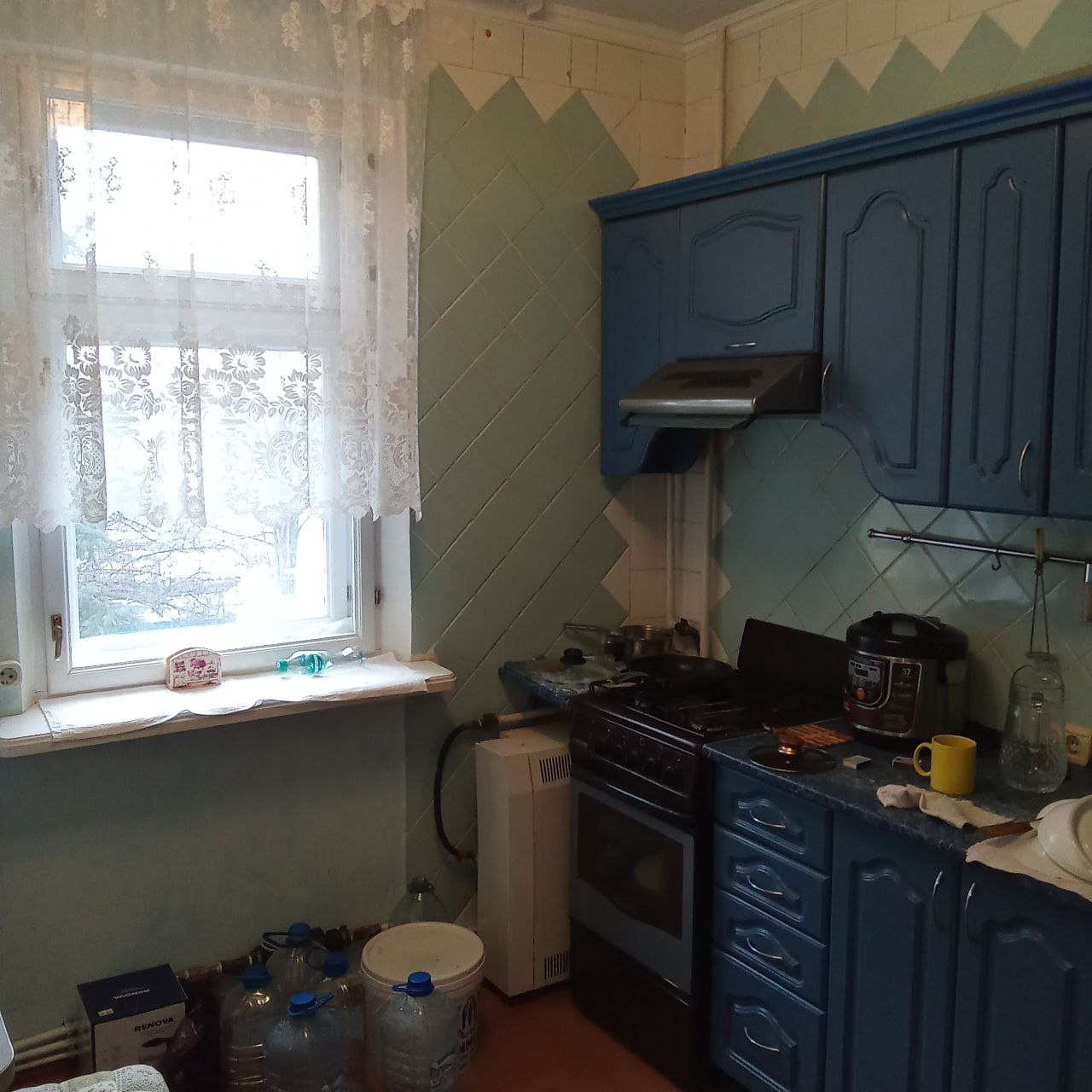Продам 3-комнатную квартиру в Ленинском районе, Луганск ✨ 💡 Локация: Лесной проезд, 2/9-этажного кооперативного дома. Уютный район с развитой инфраструктурой. 💡 О квартире: - Площадь: 64 м² - Состояние: Жилое, частично с мебелью - Отопление: Одноконтурный котел - Горячая вода: Бойлер - Коммуникации: - Тепло- ...